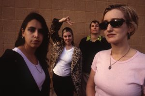 Luscious Jackson, групповой портрет, США, 1995. LR Gabby Glaser, Jill Cunniff, Kate Schellenbach, Vivian Trimble.  (Фото Мартина Гудакра/Getty Images)