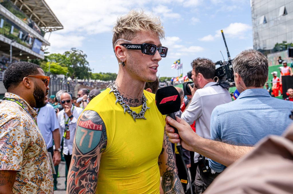 Machine Gun Kelly реагирует на негативную реакцию по поводу вирусного интервью о Формуле 1