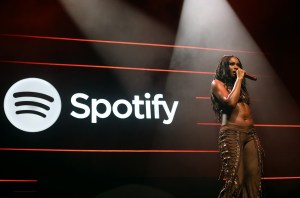 Коко Джонс выступает на вечеринке Spotify Best New Artist Party 2024 в Paramount Studios 1 февраля 2024 года в Лос-Анджелесе, Калифорния.