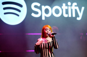 Ice Spice выступает на вечеринке Spotify Best New Artist Party 2024 в Paramount Studios 1 февраля 2024 года в Лос-Анджелесе, Калифорния.