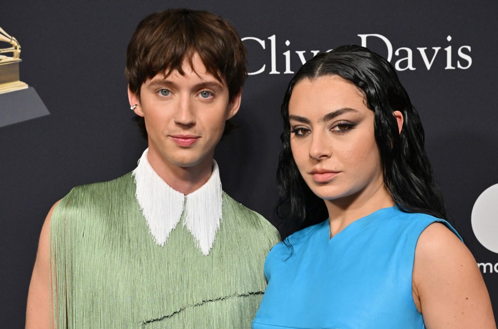 Charli XCX и Troye Sivan делятся фрагментом ремикса «Talk Talk»: слушайте