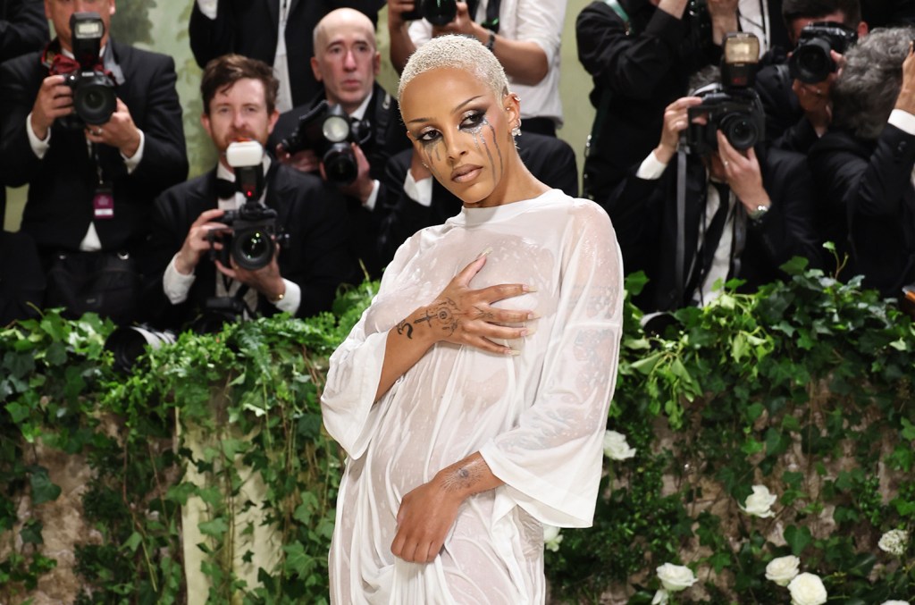 Doja Cat на Met Gala 2024: мокрое платье-футболка