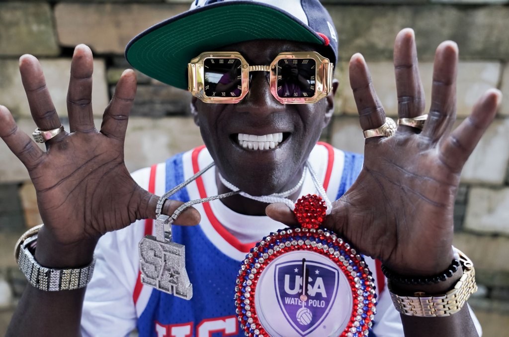 Flavor Flav помогает олимпийке Веронике Фрейли платить за аренду