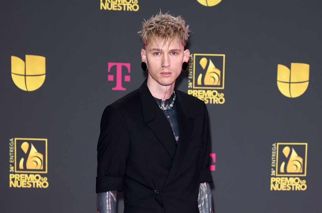 Machine Gun Kelly говорит, что станет «полностью трезвым» после реабилитации в 2023 году