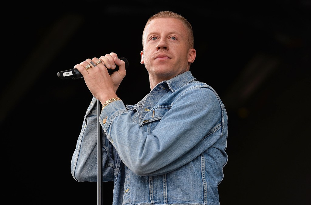 Macklemore выпускает заявление о скандировании «F— America» в Сиэтле