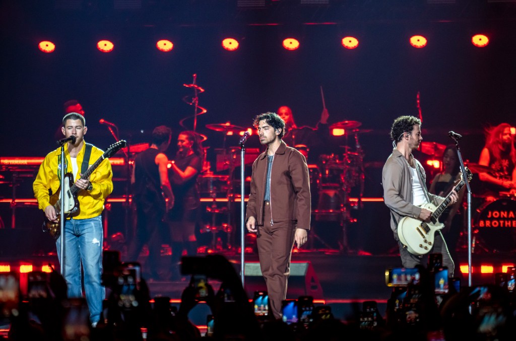 Jonas Brothers перепели песню 1D «Night Changes» после смерти Лиама Пейна